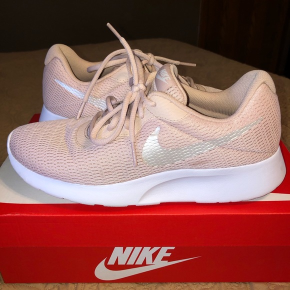 nike tanjun light pink